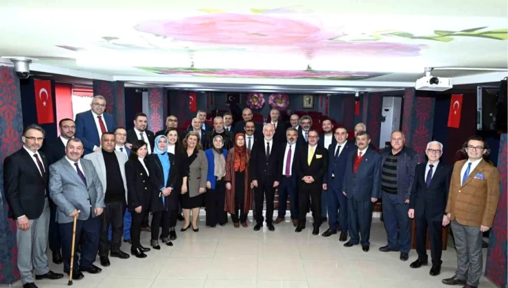 Isparta Belediye Başkanı Şükrü Başdeğirmen Meclis Üyelerine Teşekkür Plaketi Takdim Etti