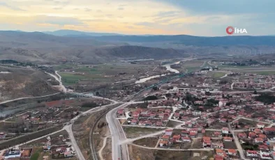 Kuraklık Tehlikesi Büyüyor, Çiftçiler Endişeli: ‘Ne Yapacağımızı Şaşırdık, Kara Hasret Kaldık’