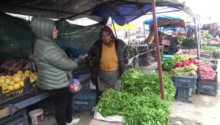 Pazarda maydanoz satarak biriktirdiği kira parası çalınan depremzede kadın ev sahibiyle icralık oldu