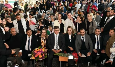 CHP İzmir Büyükşehir Belediye Başkan Adayı Cemil Tugay Roman Yurttaşları Ziyaret Etti
