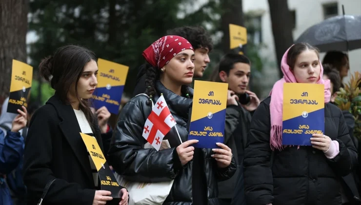 Gürcistan’da Yabancı Etkinin Şeffaflığı Yasa Tasarısı Protesto Edildi