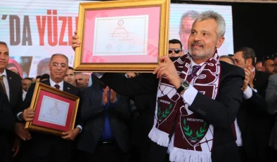 Hatay Büyükşehir Belediye Başkanı Mehmet Öntürk mazbatasını aldı