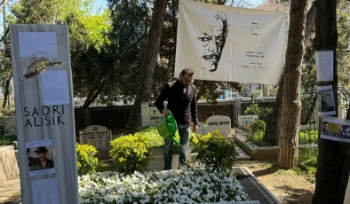 Sadri Alışık’ın doğumunun 99. yılında kabri başında anma töreni düzenlendi