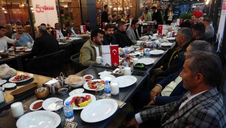 TÜRSAB Genel Başkan Yardımcısı Davut Günaydın, Van’daki acentelerle iftarda bir araya geldi