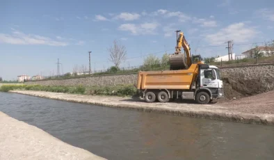 ASKİ, Ankara Çayı’nda Temizlik Çalışması Yürütüyor