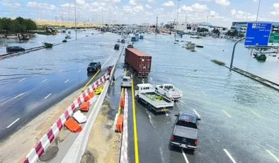 BAE’nin yağışı artıran bulut aşılama uçuşlarının 18 ayda düşmesi beklenen yağmurun 24 saat içinde yağmasına sebep olduğu iddia ediliyor