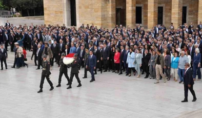 İzmir Büyükşehir Belediye Başkanı Cemil Tugay, Eşi ve İlçe Belediye Başkanlarıyla Anıtkabir’i Ziyaret Etti