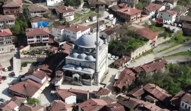 İzzet Mehmet Paşa Camii: Asırlara Meydan Okuyan Bir Eser