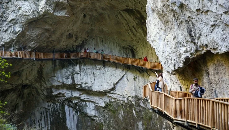 Kastamonu’nun Pınarbaşı ilçesi Ramazan Bayramı tatilinde yoğun ziyaretçi akınına uğradı