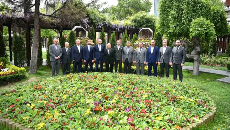 Kayseri Büyükşehir Belediye Başkanı Dr. Memduh Büyükkılıç, Kayseri Ticaret Odası Başkanı Ömer Gülsoy ve yönetim kurulu üyelerini makamında ağırladı