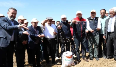 Kocasinan Belediye Başkanı Ahmet Çolakbayrakdar, Hasancı’da çiftçilere nohut tohumu dağıttı