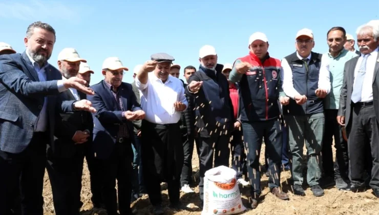 Kocasinan Belediye Başkanı Ahmet Çolakbayrakdar, Hasancı’da çiftçilere nohut tohumu dağıttı