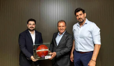 Mersin Büyükşehir Belediyesi Erkek Basketbol Takımı Başkan Seçer ile Buluştu