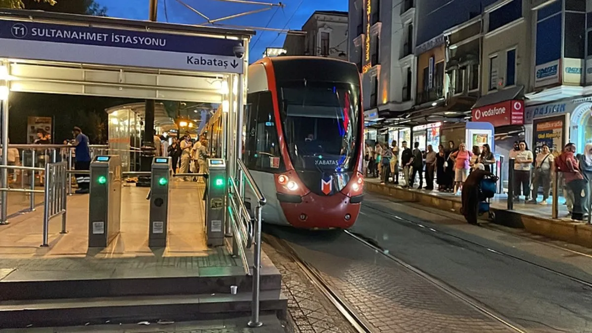 Sultanahmet tramvay durağında şüpheli çanta alarmı: Fünye ile patlatıldı