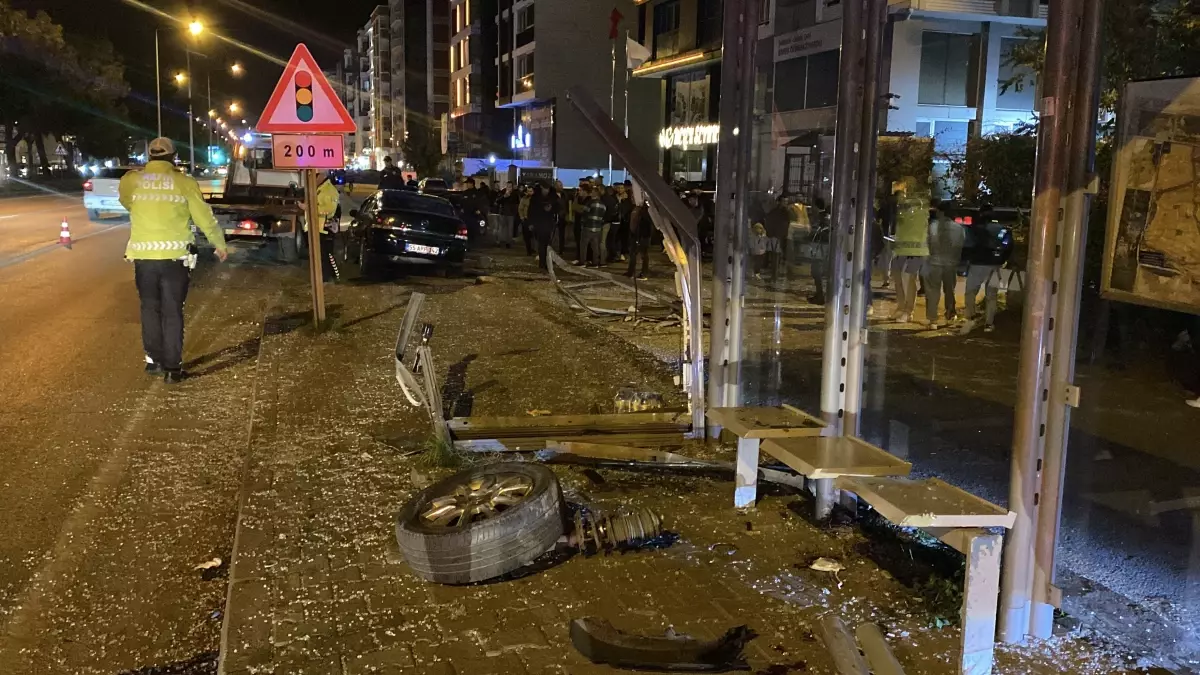 Samsun’da Otomobil Otobüs Durağına Daldı: 3 Öğrenci Yaralı