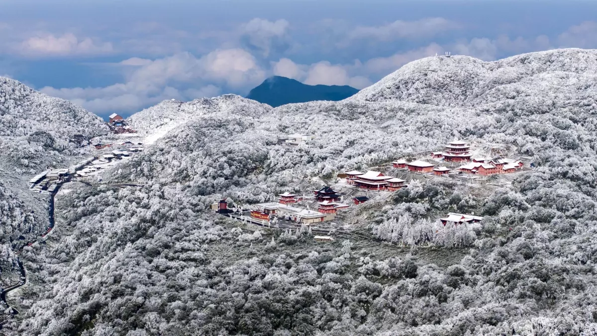 Jinfo Dağı Karla Kaplandı