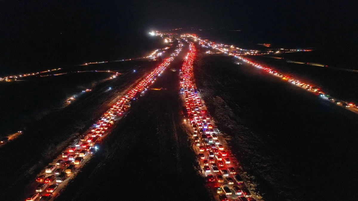 Rejimin düşmesi sonrası Şam’a akın! Suriye’nin birçok kentinde trafik yoğunluğu